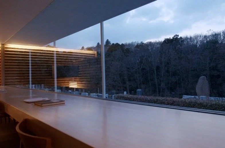 建物、窓、カウンター、景色、森、墓地、墓石、自然、夕暮れ、建築、モダン、インテリア、静寂