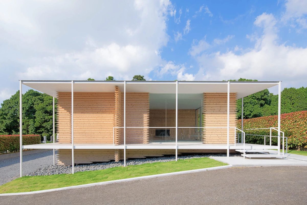 現代建築、木造建築、ガラス張り、屋外、青空、建物、デザイン、自然光、シンプル、浮遊感、庭園、外観、スラット