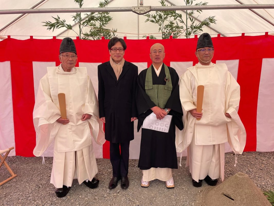 地鎮祭の様子(神職、僧侶、参列者)