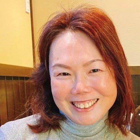 明るい笑顔のアジア系女性のポートレート
