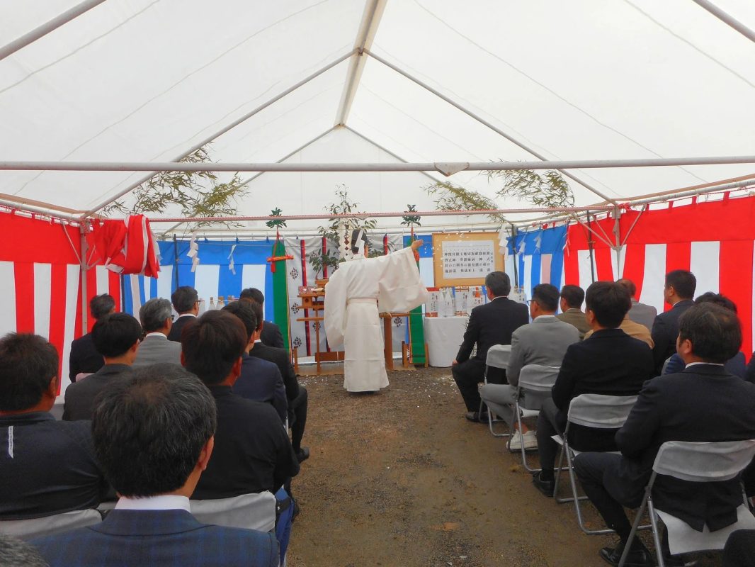 地鎮祭に参列する人々