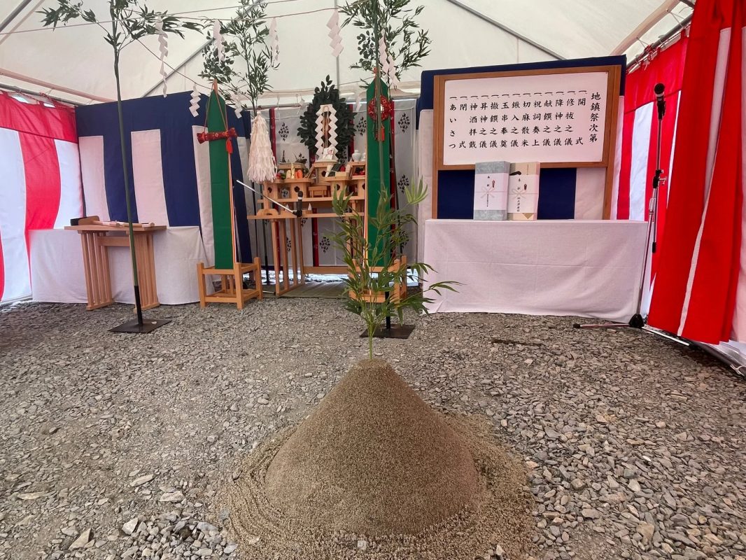 地鎮祭の様子(砂山と祭壇)