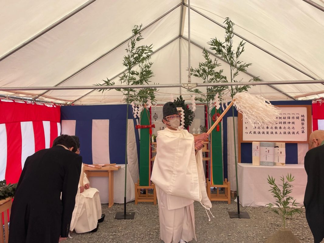 地鎮祭の様子(神主が儀式)