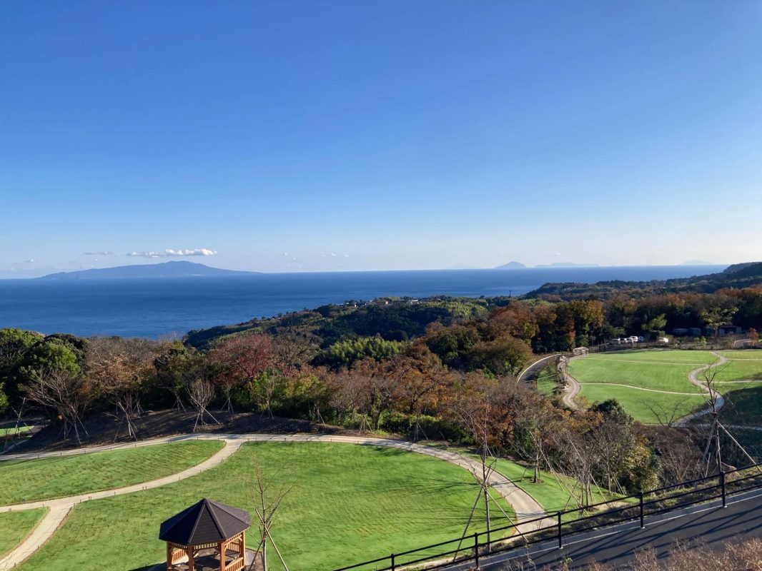 海と島々を一望する展望台からの景色