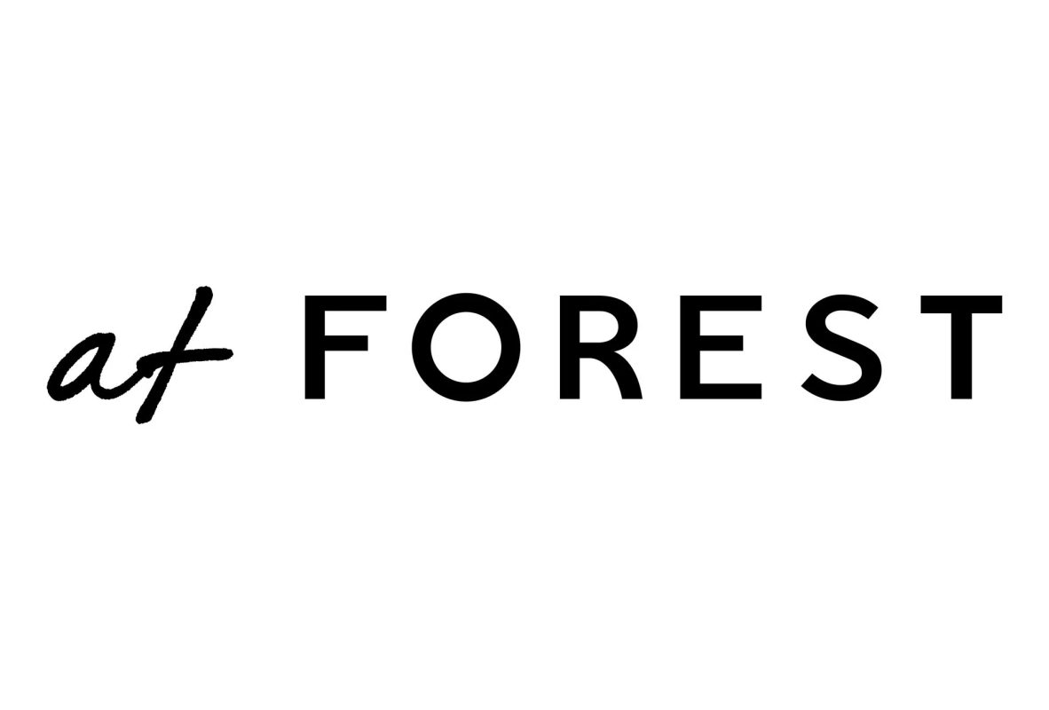 白地に黒い文字で「at FOREST」と書かれたロゴ画像です。「at」は筆記体、「FOREST」は太字のゴシック体で表現されており、シンプルで視認性の高いデザインです。