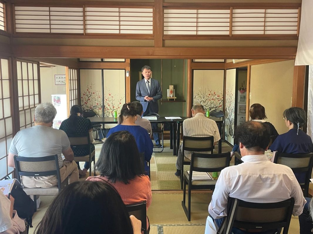 伝統的な和室で講演を行う講師