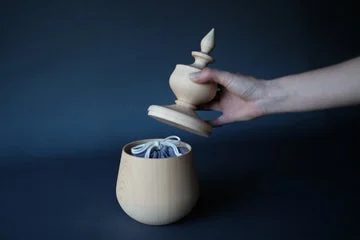骨壺を開ける手元