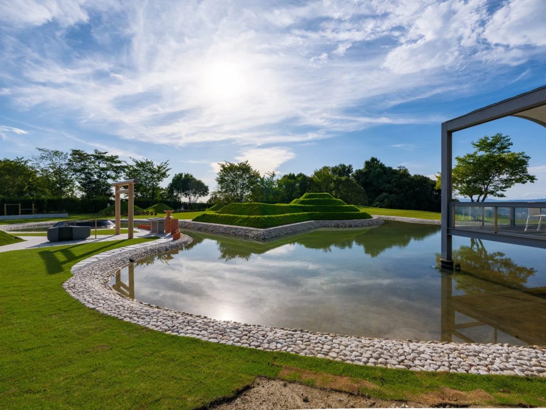 水辺と緑豊かな現代的な庭園の風景