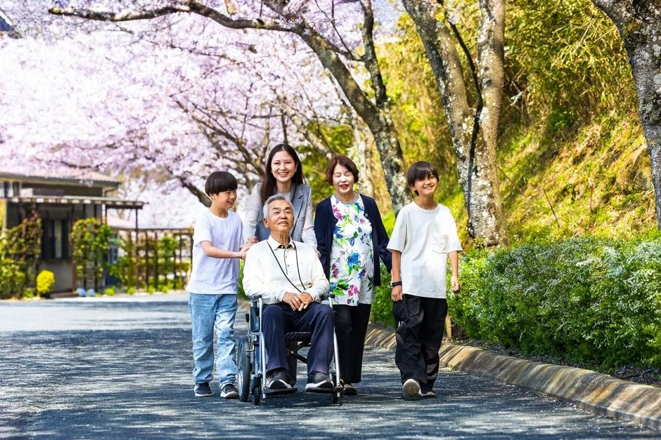 家族、桜、春、散歩、車椅子、多世代、屋外
