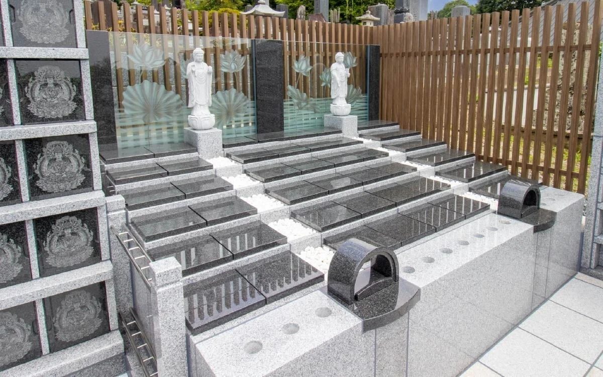 現代的な墓地と仏像