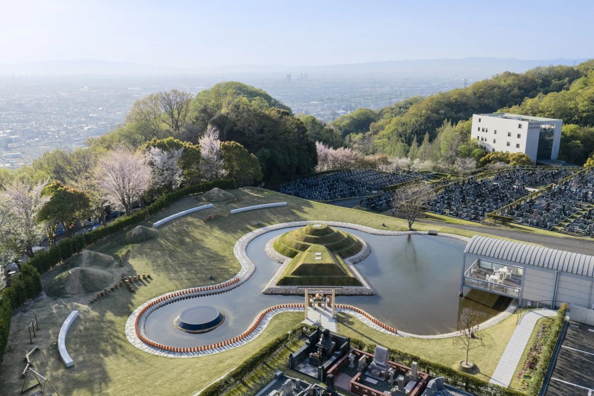 霊園空撮、桜、池、墳丘