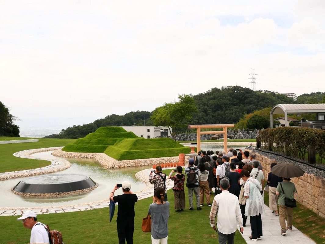 公園、水辺、墳丘、人々、鳥居