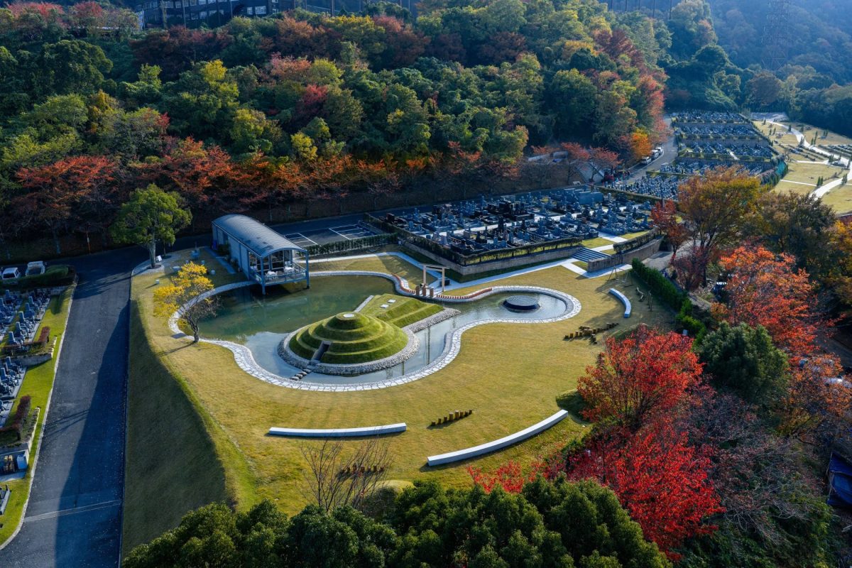 紅葉の霊園空撮、池、現代建築