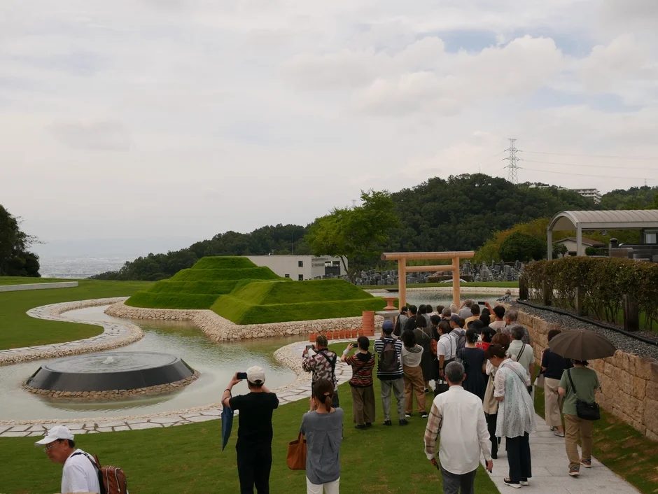 庭園、噴水、古墳のような緑の段々畑、墓地、記念公園の景色