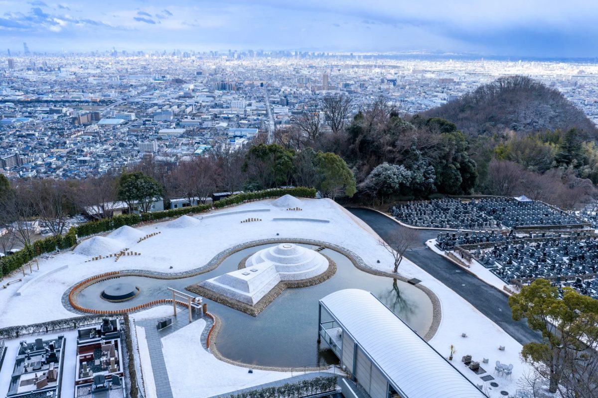 雪景色の霊園空撮、都市