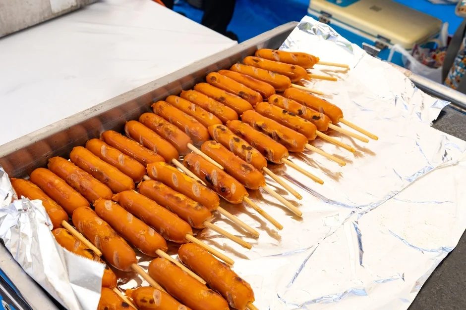 屋台で提供される焼きソーセージ