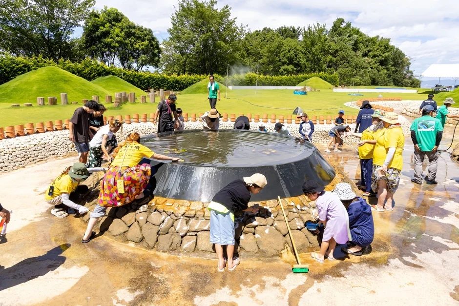 水壕の清掃作業の様子