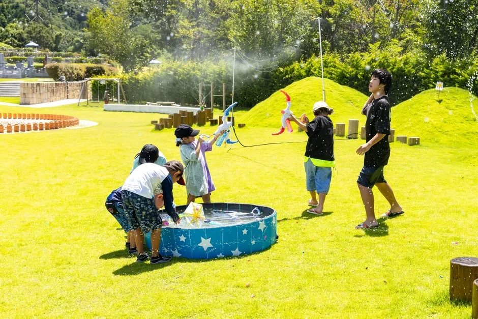 子供たちが水遊びを楽しむ様子