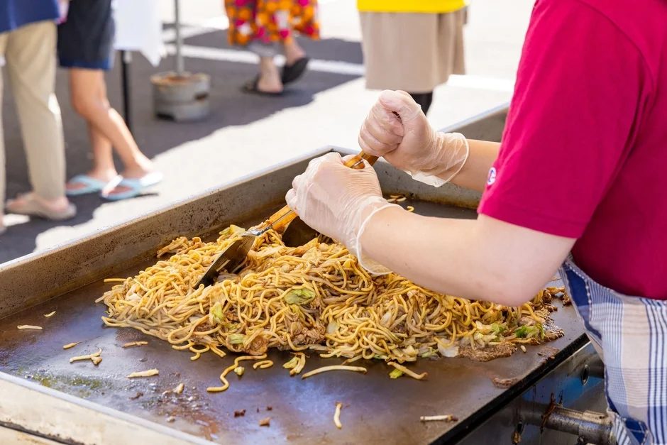 屋台で焼きそばを調理する様子
