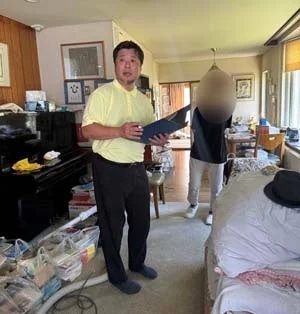散らかった部屋の男性