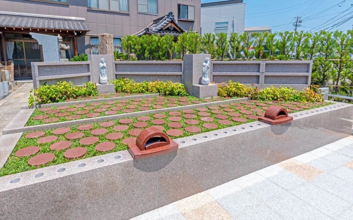 墓地、霊園、供養、仏像、庭園、和風、静寂、石畳、緑、墓石