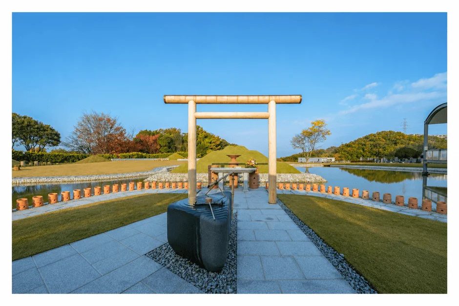 青空の下、鳥居が立つ現代的な日本の庭園の風景