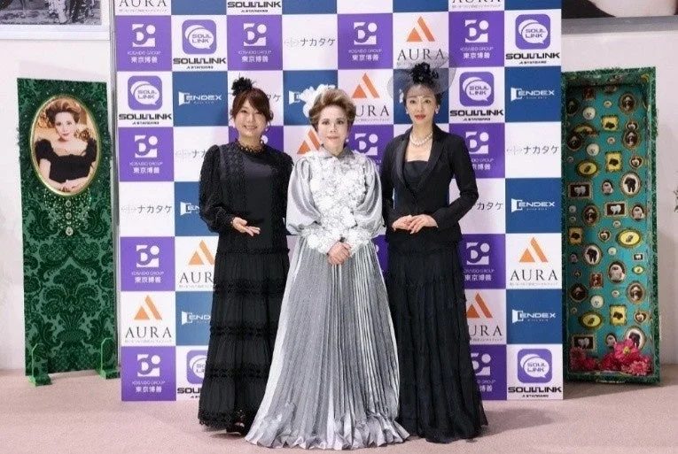 イベントステージの女性たち