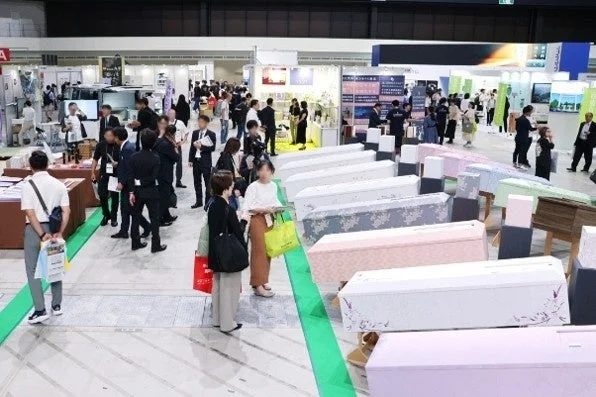様々なデザインの棺が展示された見本市会場