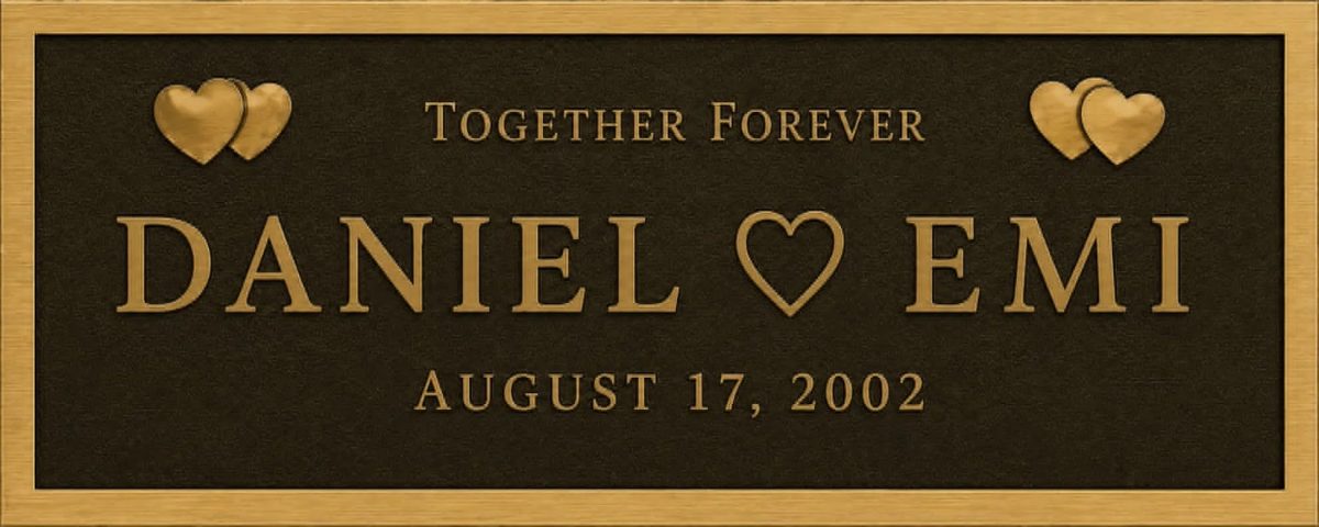 ブロンズ色の銘板に「TOGETHER FOREVER DANIEL EMI AUGUST 17, 2002」と刻まれており、二つの名前と日付、そして永遠の愛を象徴するハートがデザインされています。