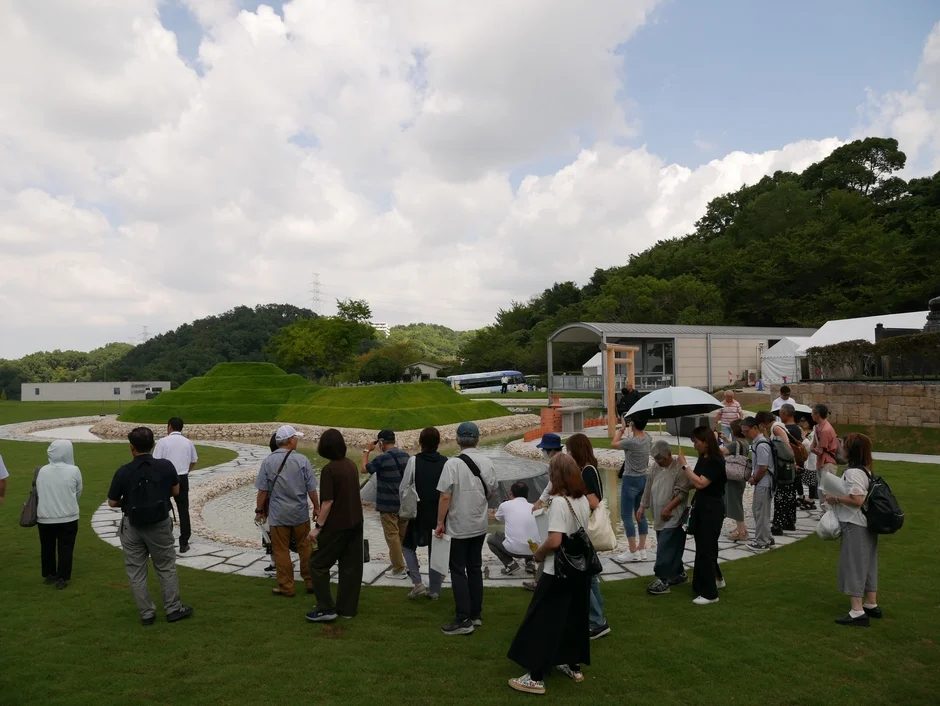 古墳のような構造物を散策する人々