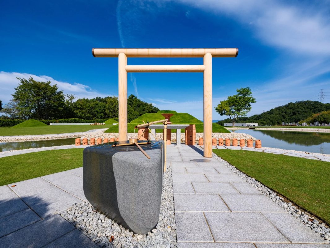 鳥居と日本庭園の風景