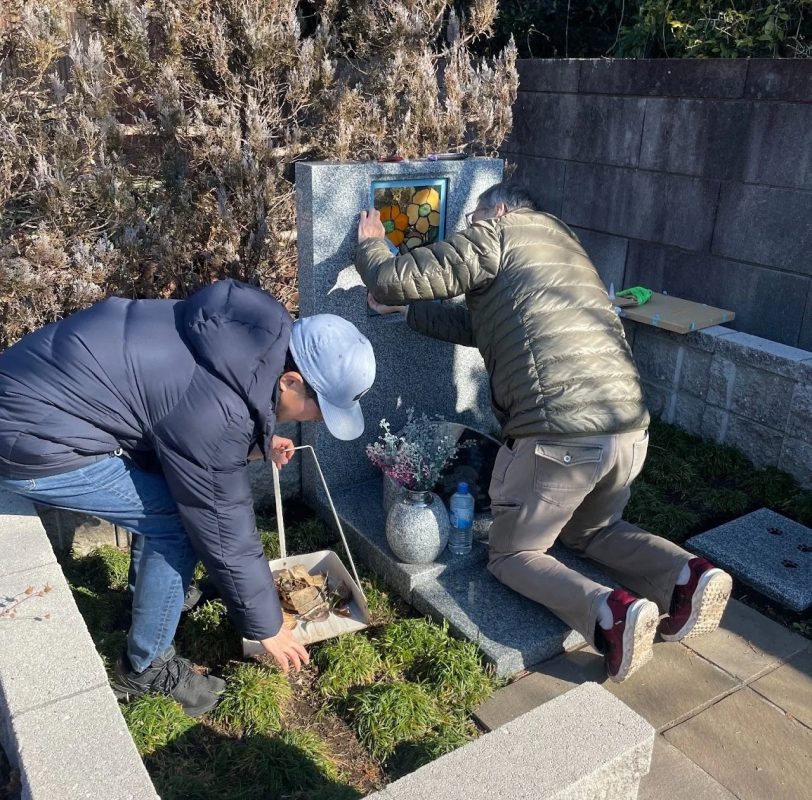 墓掃除の様子