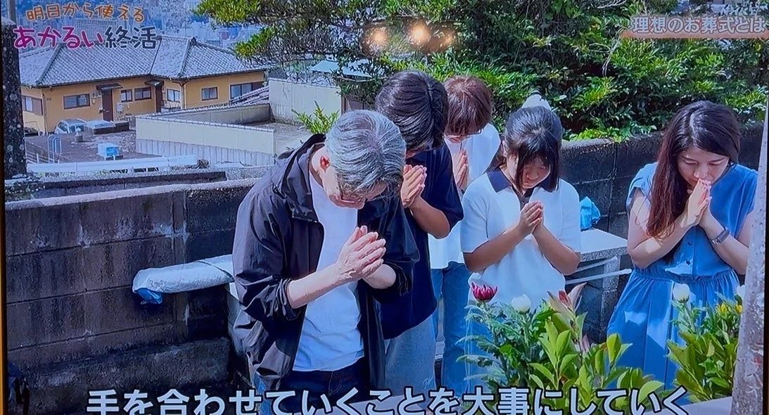 家族が手を合わせる様子