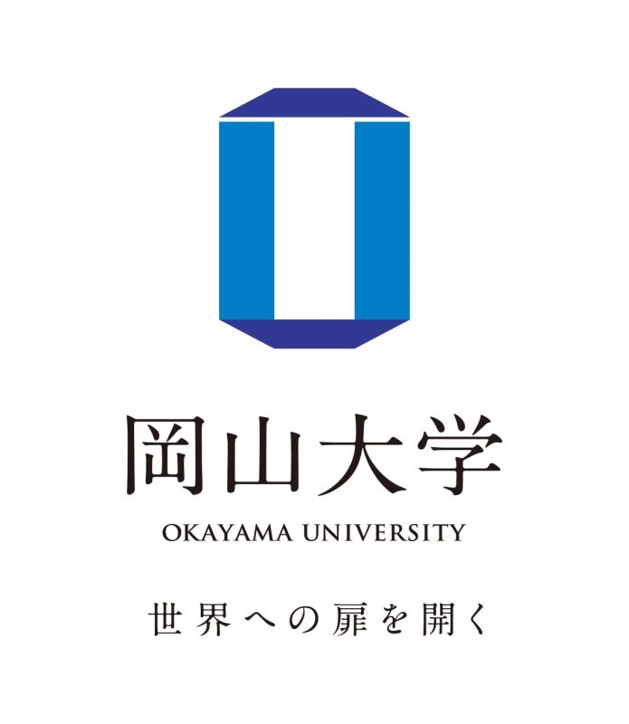 岡山大学のロゴマークと大学名、英語表記、そして「世界への扉を開く」というスローガンが記載されています。大学のブランディングを示す画像です。