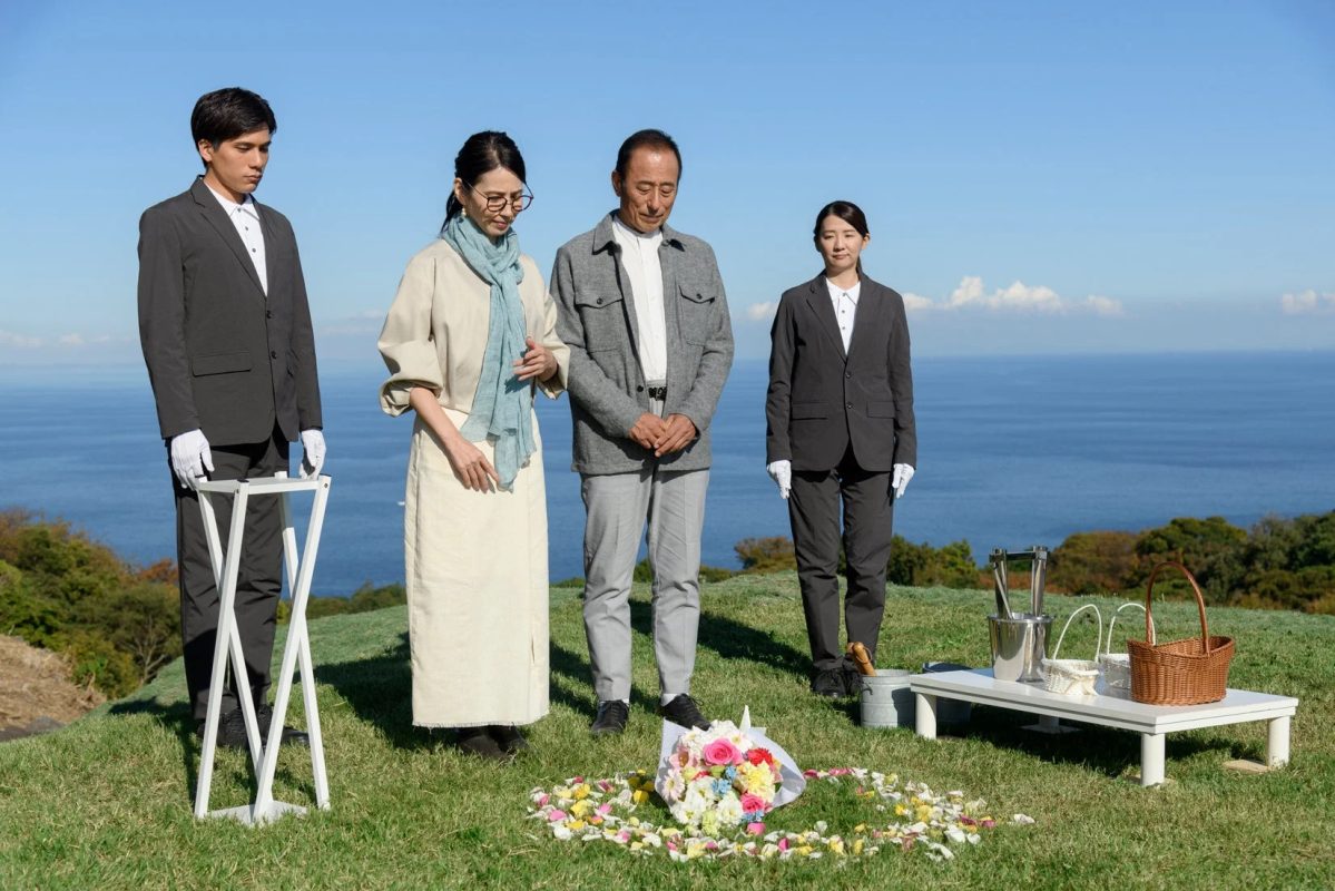 花を供える人々