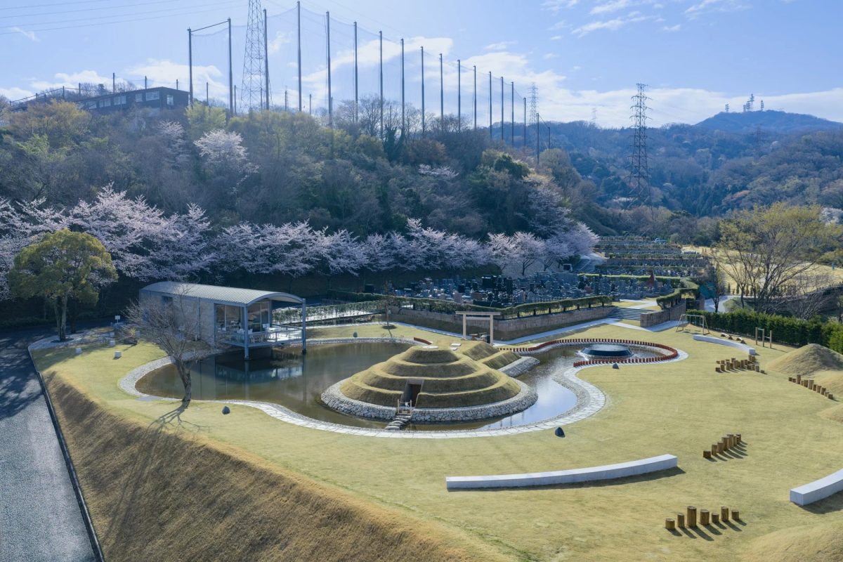 霊園、墓地、桜、春、池、現代建築、築山、ゴルフ練習場、送電線、日本の風景、静寂、開放的