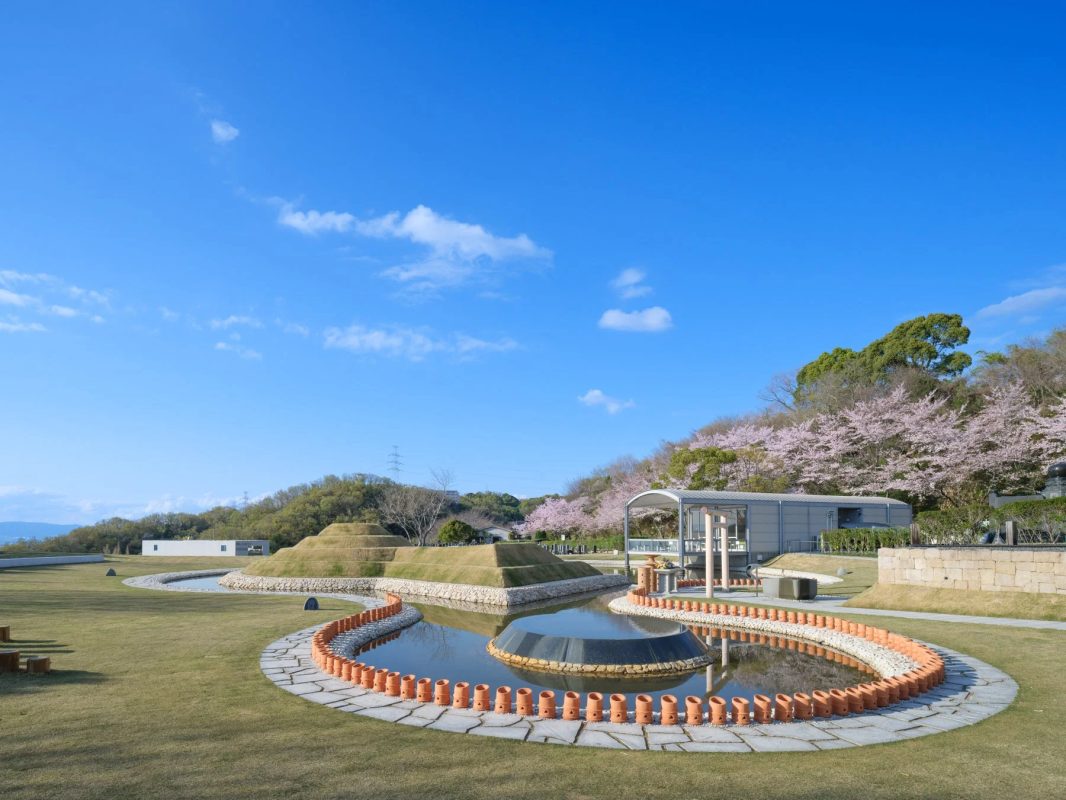 桜、公園、古墳、はにわ、池、芝生、春、歴史公園、晴れ