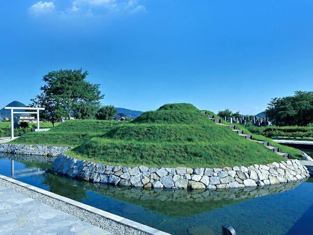 古墳、水辺、鳥居の風景